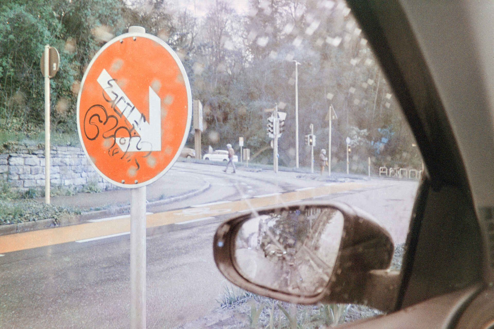 Herrenberger Straße/Schnarrenbergstraße, Tübingen (Foto: Martin Frech, 4/2026) Farbbild (invertiertes Digitalisat des Falschfarben-Colornegativs): Blick aus dem Autofenster an der Einmündung Herrenberger Straße in die Schnarrenbergstraße in Tübingen. (Foto: Martin Frech, 4/2026)