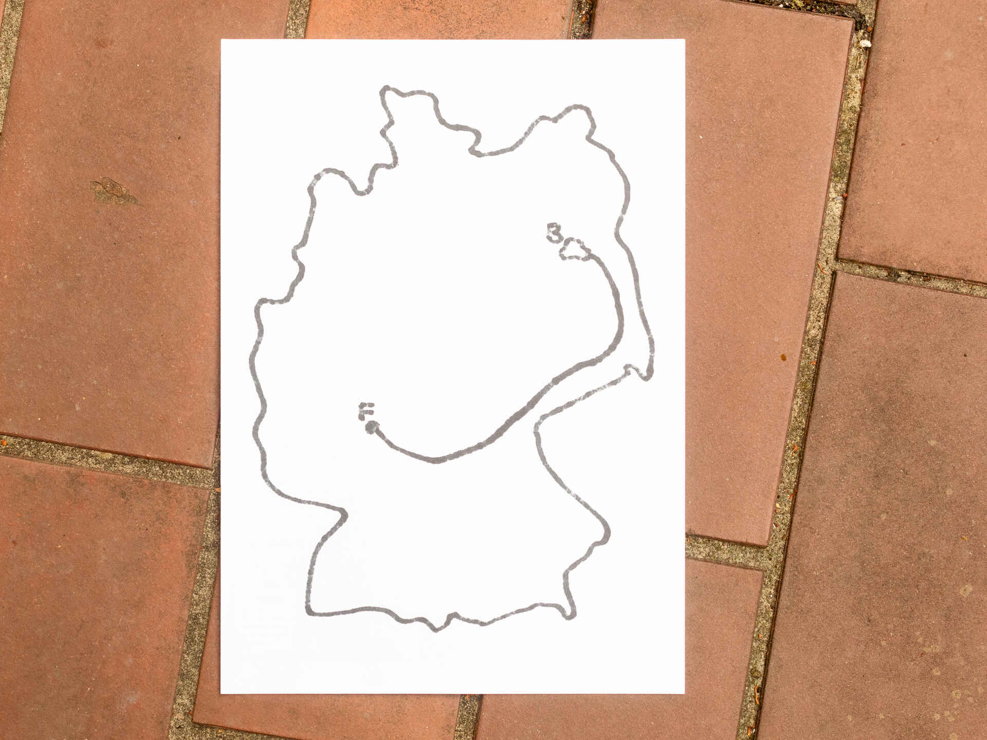 Farbfoto (born digital) einer handschriftlichen Skizze: Umriss Deutschlands mit eingezeichneter Route von Berlin nach Frankfurt/M. (Foto: Martin Frech, 8/2025)
