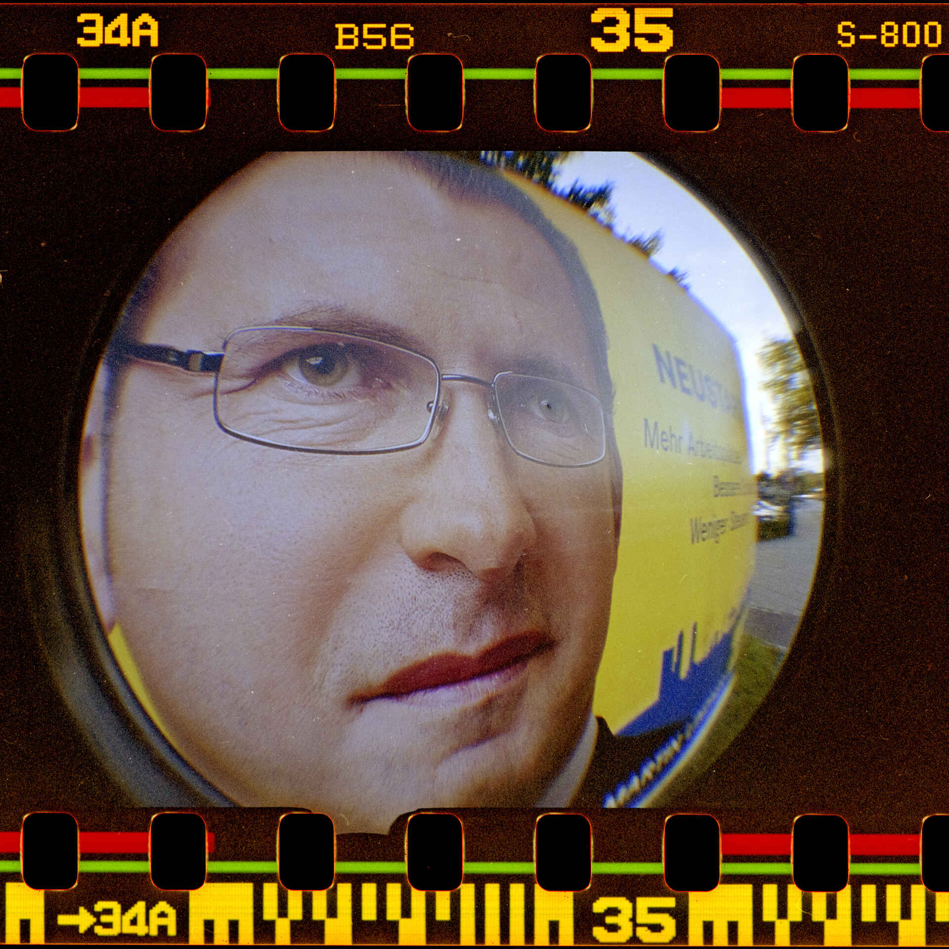 Martin Lindner (FDP) (Foto: Martin Frech, 9/2006) Farbbild (Scan vom Fuji-Superia-800-Negativ): Portrait von Martin Lindner (FDP) auf einem Wahlplakat zur Wahl des Abgeordnetenhauses in Berlin.