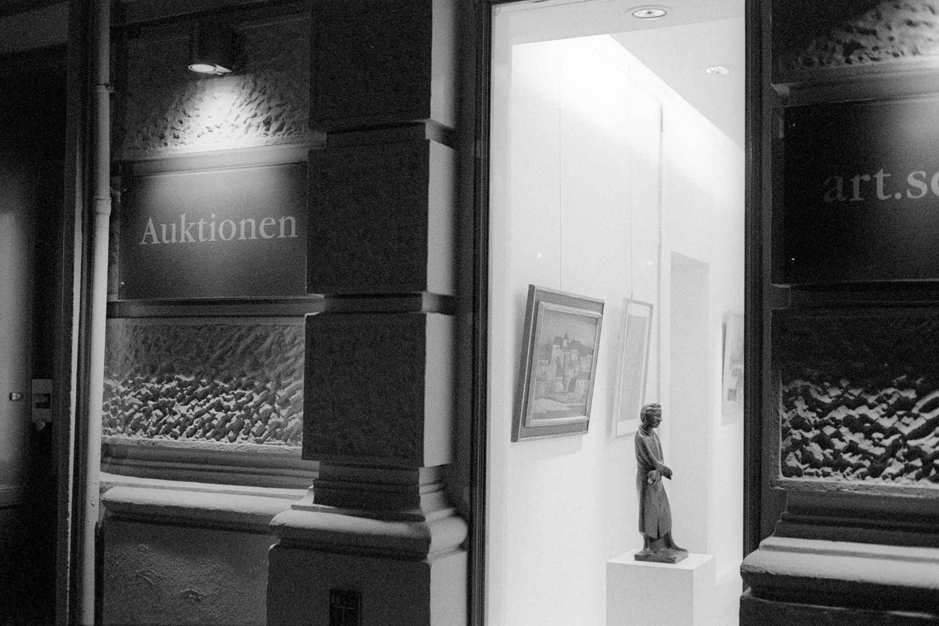 Schwarzweißbild: Eingangstür eines Auktionshauses am Kurfürstendamm (Berlin) (Foto: Martin Frech, 1/2008)