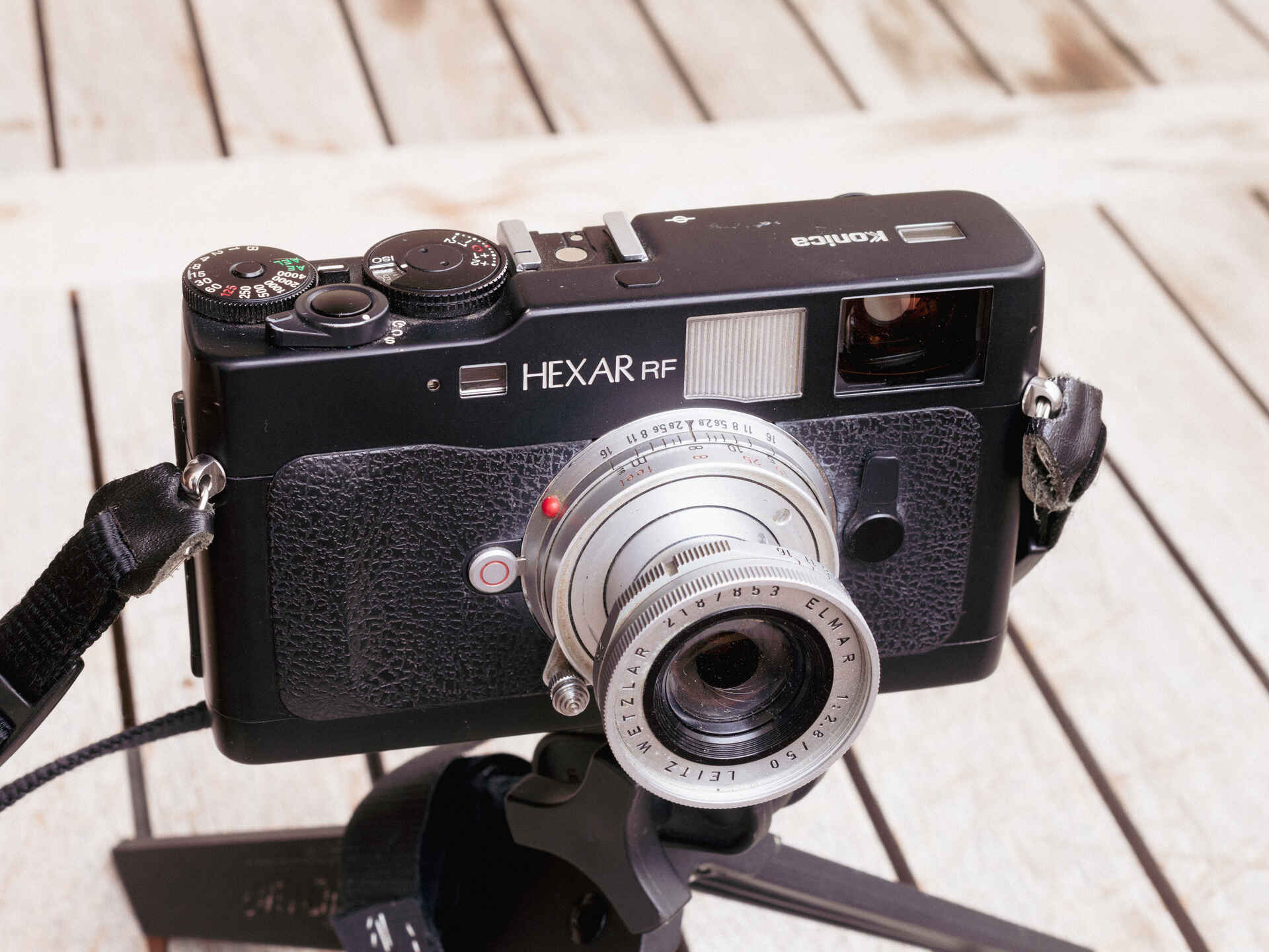 Konica Hexar RF mit Objektiv Leitz Elmar 2.8/50mm (Foto: Martin Frech, 8/2025) Farbbild: Konica Hexar RF mit Objektiv Leitz Elmar 2.8/50mm; Frontansicht (Foto: Martin Frech, 8/2025)