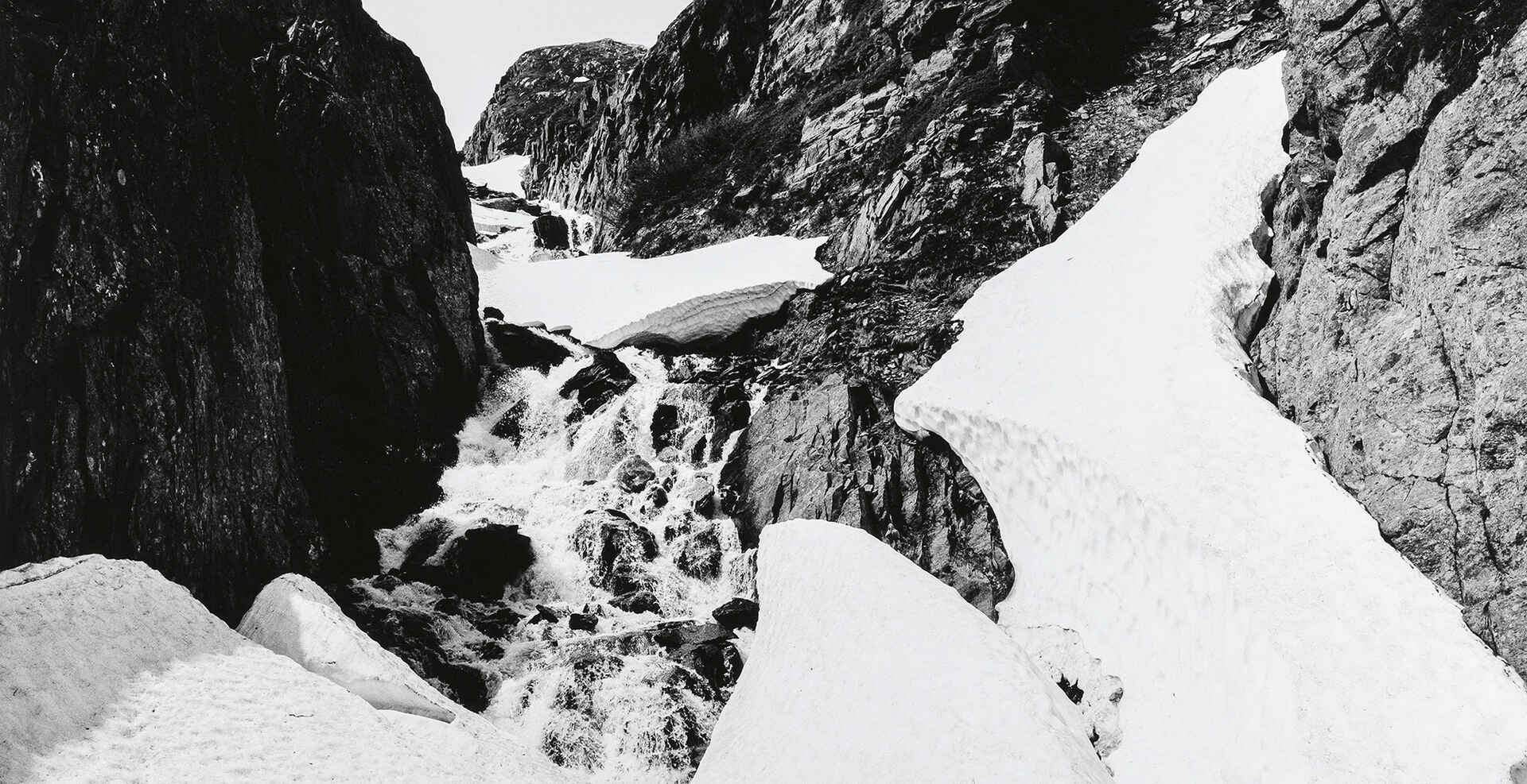 Schwarzweißbild: Quellgebiet des Rheins in Graubünden (Foto: Tobias D. Kern, 2022)