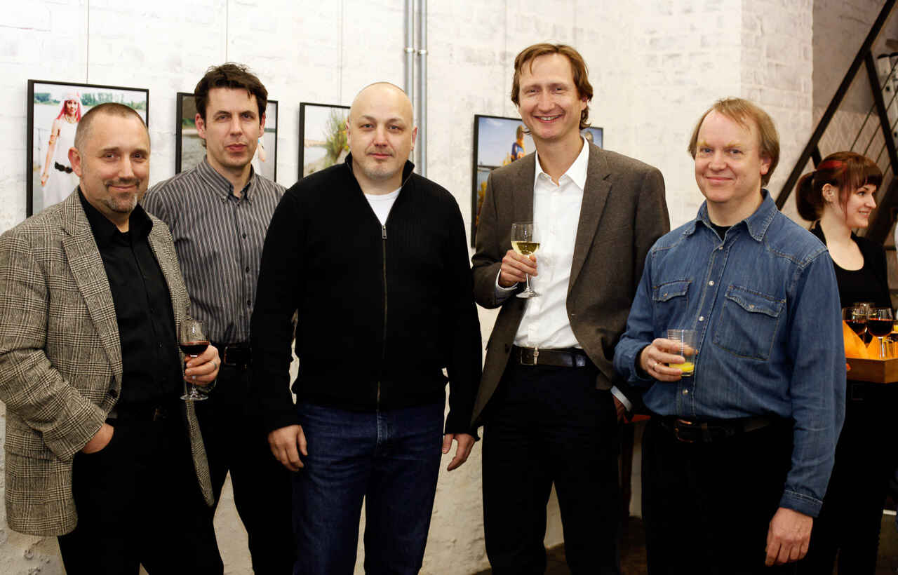 Farbbild: v.li: Tobias D. Kern, Frank Günther, Jürgen H. Krause, Frank Doering, Martin Frech und eine nicht identifizierte Helferin in der schaelpic photokunstbar, Köln (Foto: Atelier für Mediengestaltung (AfM), 2/2012)