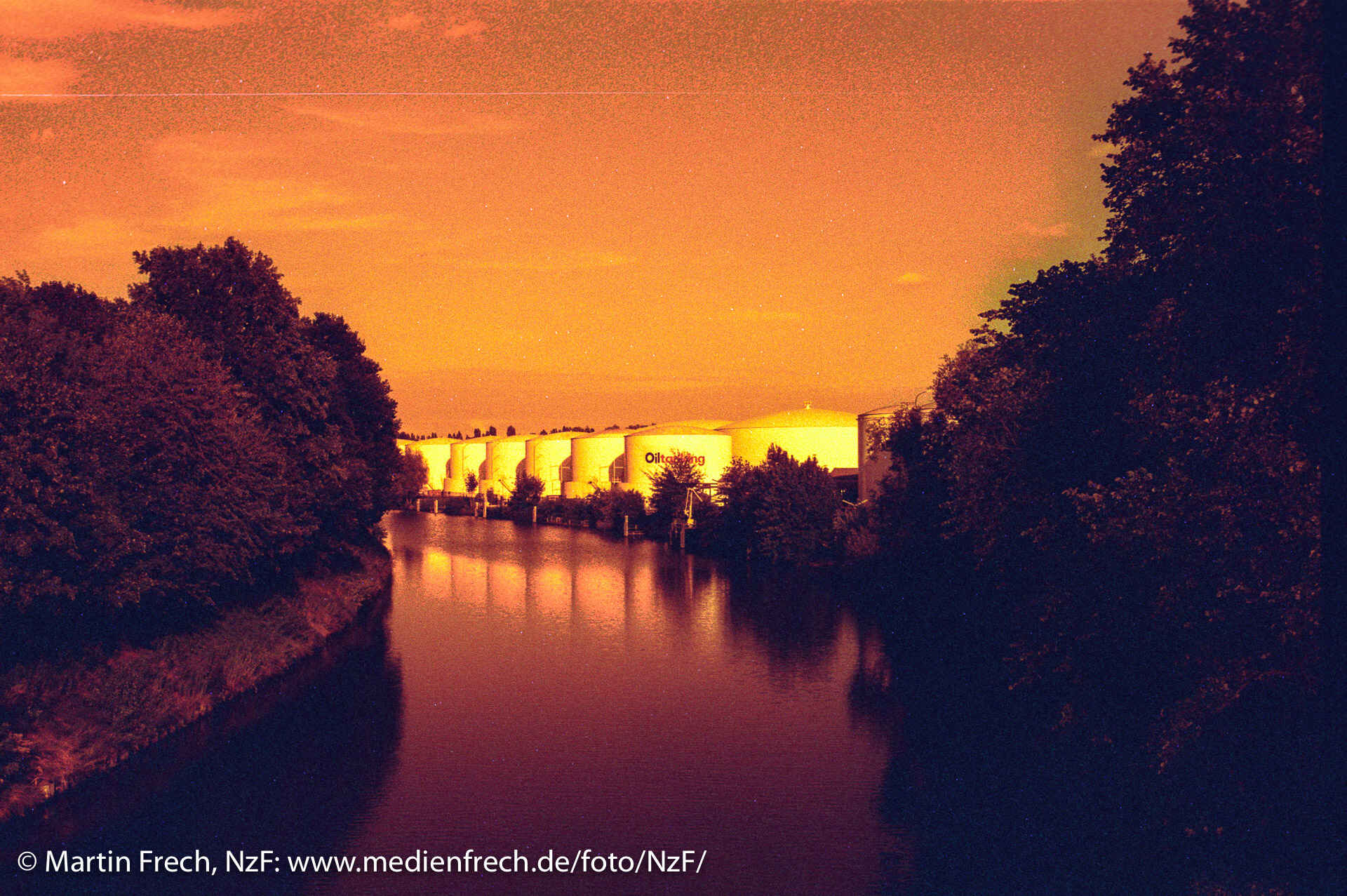 © Martin Frech: Öl-Lager am Teltowkanal, Berlin (Juli 2009, redscale) © Martin Frech: Öl-Lager am Teltowkanal, Berlin (Juli 2009, redscale)