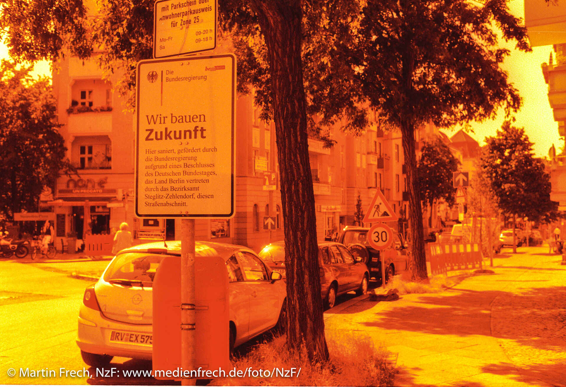 © Martin Frech: Schöneberger Straße, Berlin (Juli 2009, redscale)