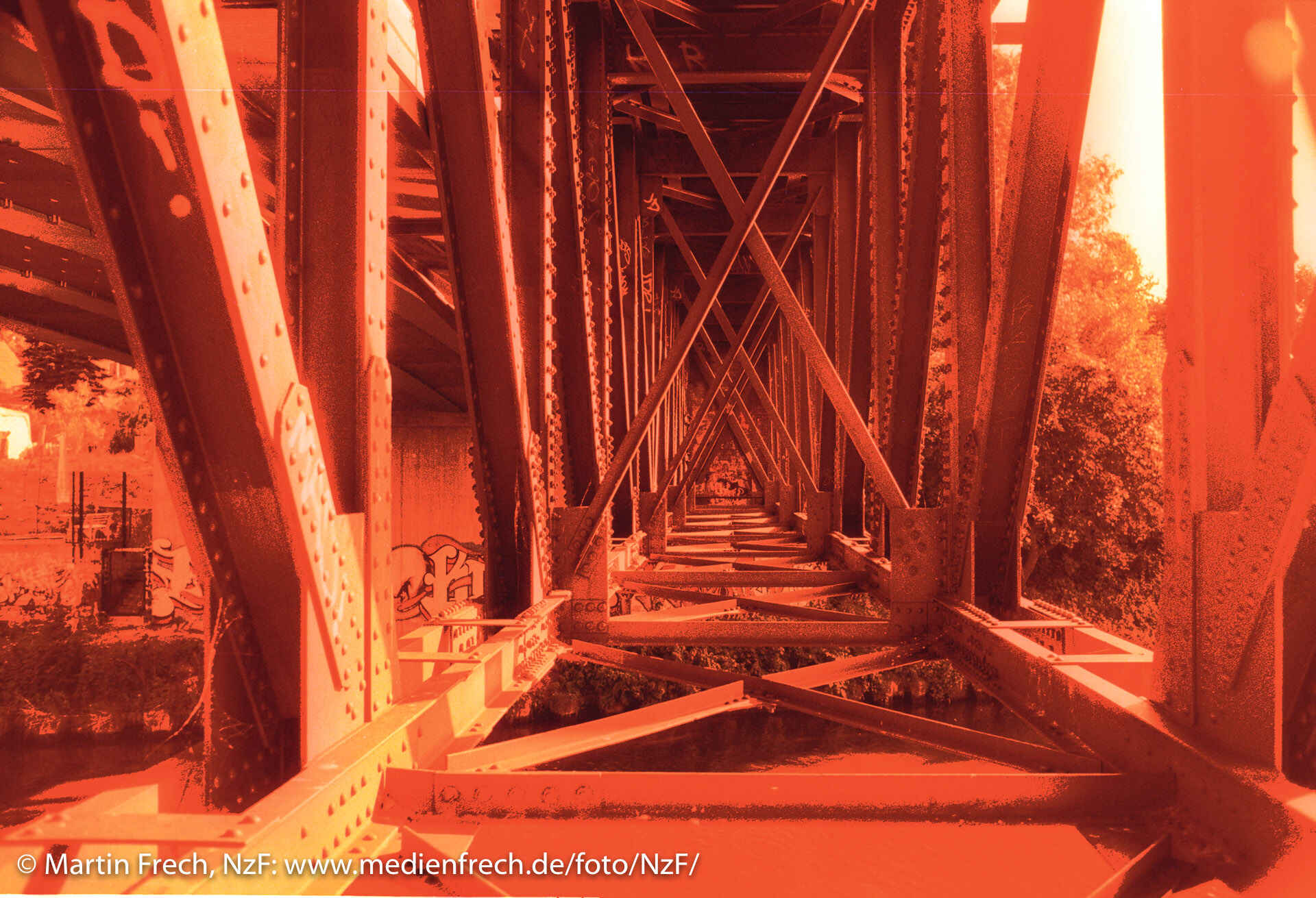© Martin Frech: Eisenbahnbrücke über den Teltowkanal, Berlin (Juli 2009, redscale)