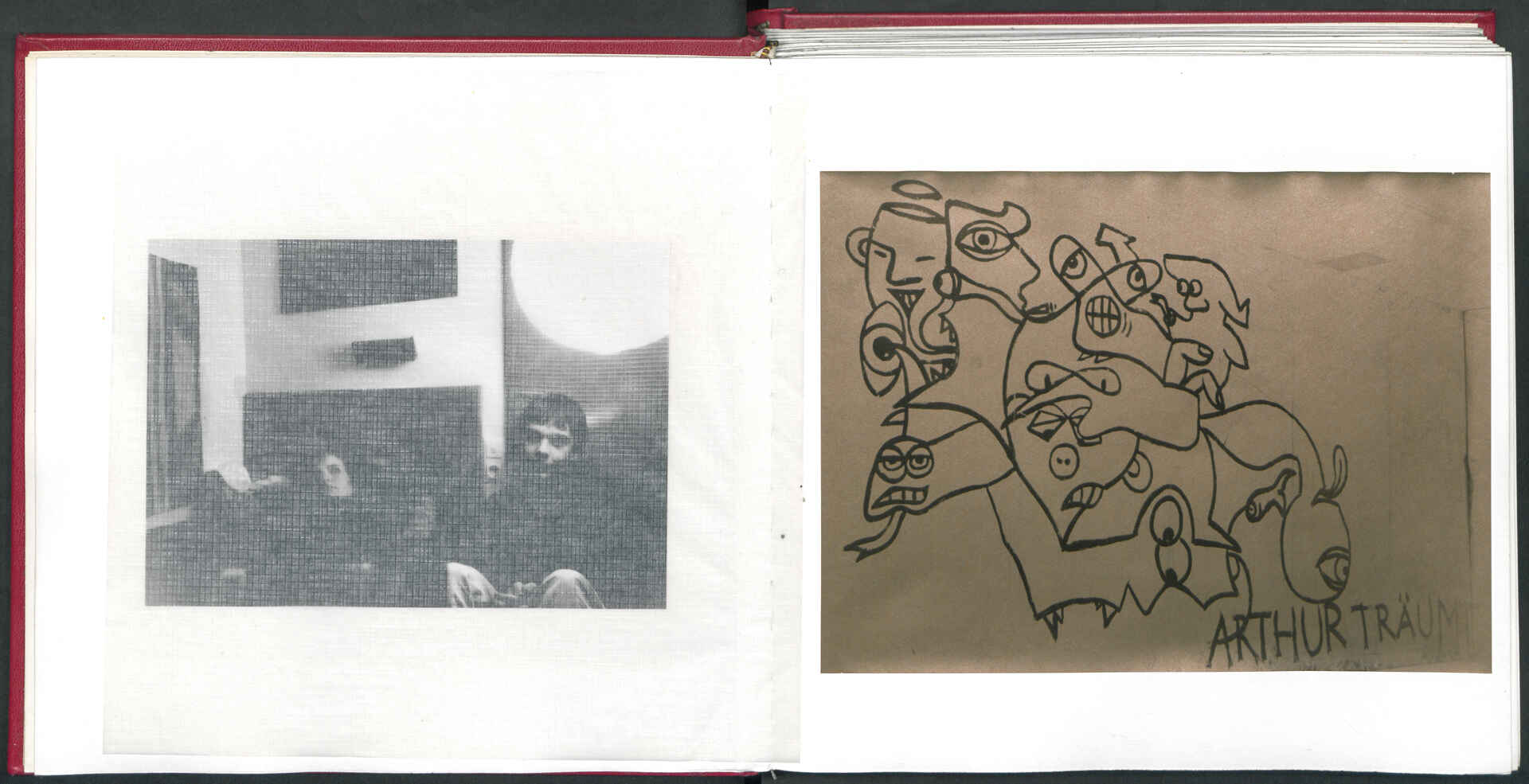 Farbbild: Scan einer Fotoalbum-Doppelseite.