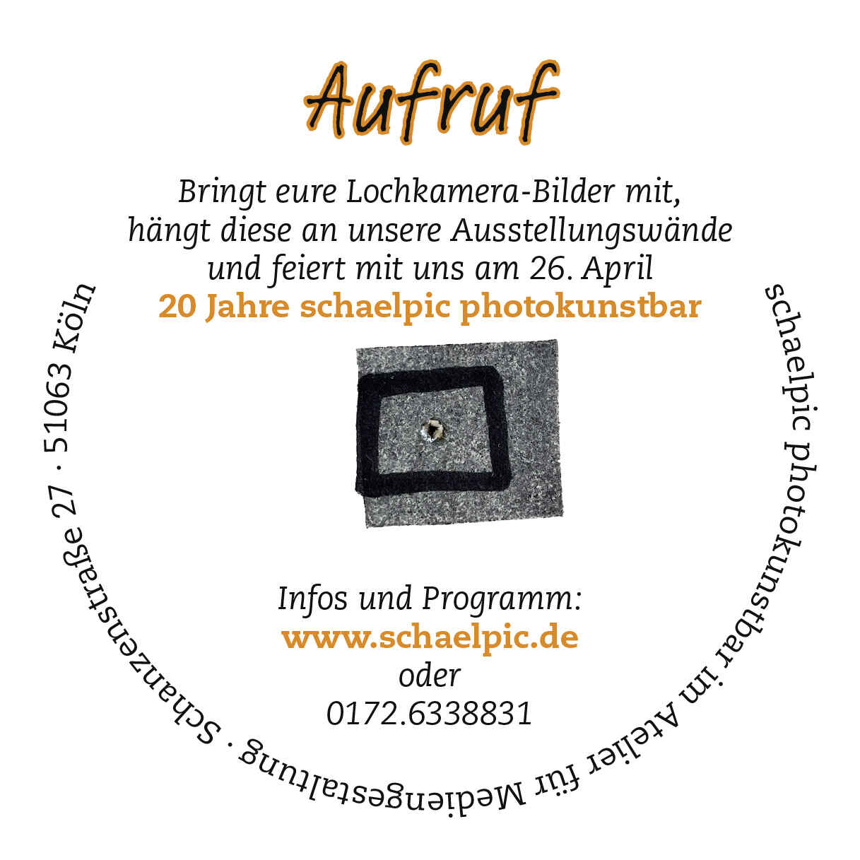 Aufruf: Bringt eure Lochkamera-Bilder mit, hängt diese an unsere Ausstellungswände und feiert mit uns am 26. April ›20 Jahre schaelpic‹; schaelpic photokunstbar, Schanzenstraße 27, 51063 Köln-Mülheim Typographie: Einladungskarte zur schaelpic-Mitmach-Ausstellung.