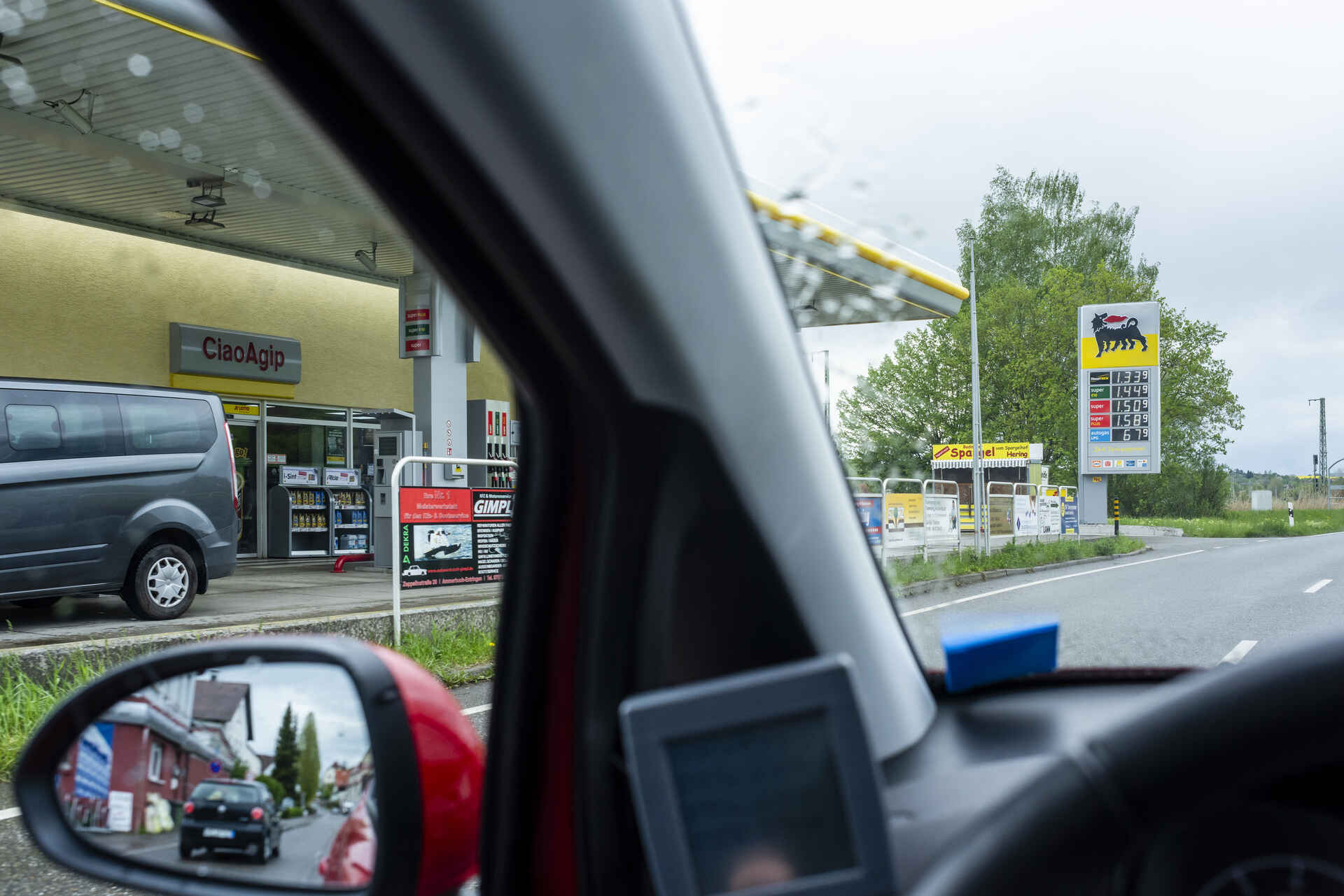Farbbild (born digital): Vorbeifahrt an der Agip-Tankstelle im Tübinger Teilort Unterjesingen (Jesinger Hauptstraße 18; B 296) am Ortsausgang Richtung Pfäffingen. Durchs Autofenster fotografiert.