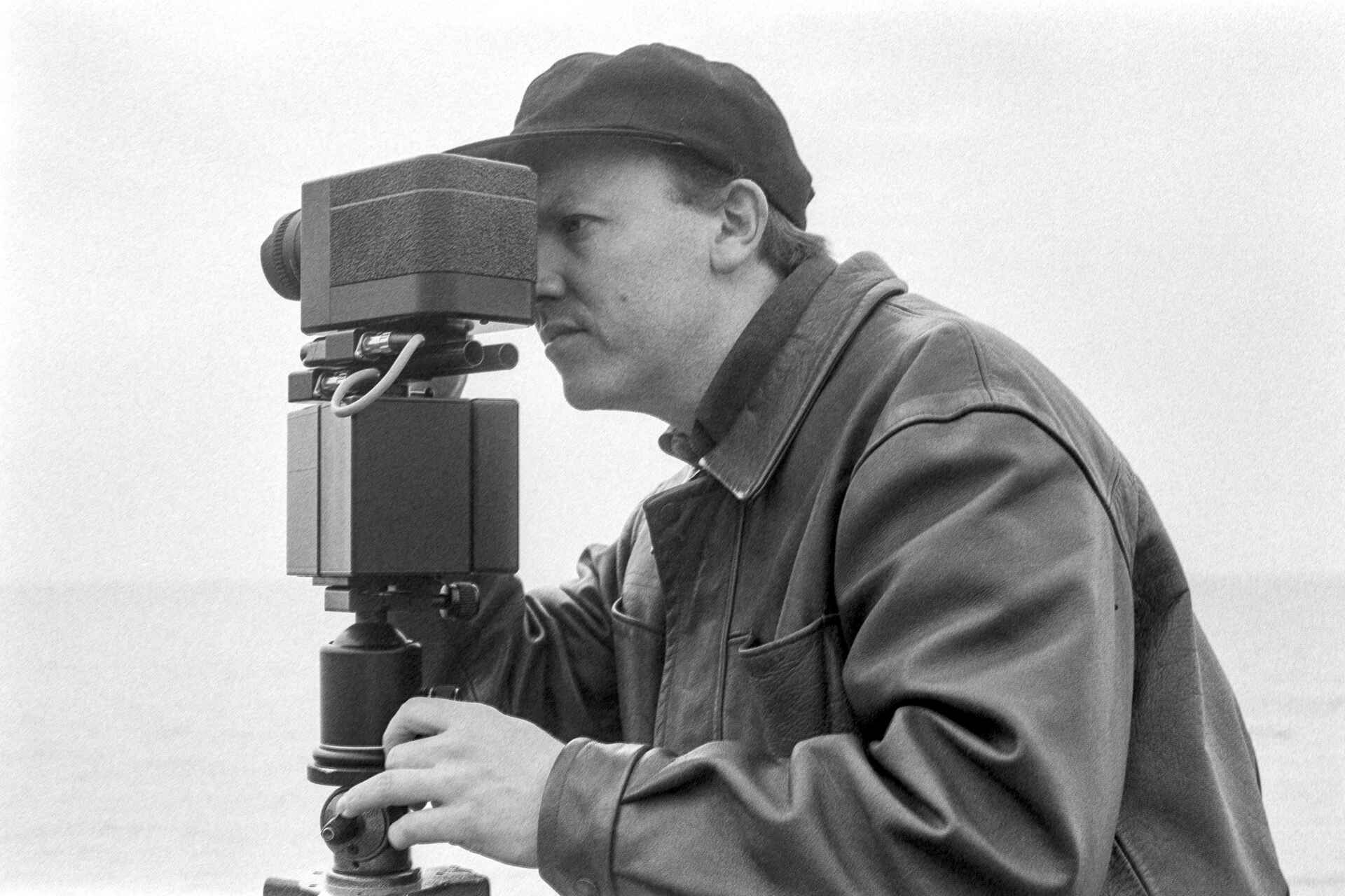 Der Autor bei der Arbeit mit der Seitz Roundshot. (Foto: Claudia Maas, 10/2000) Schwarzweißfoto: Das Bild zeigt eine Person bei der Arbeit mit der Panoramakamera Seitz Roundshot Super 220 VR. (Foto: Claudia Maas, 10/2000)