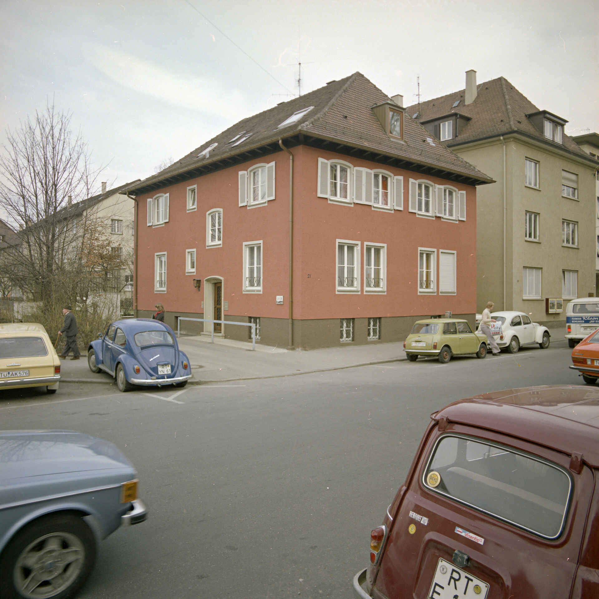Ein Haus auf der Kaiserstraße in Reutlingen (Foto: StadtA Rt./Dohm, 4/1975) Farbbild (Scan vom Farbnegativ): Außenansicht Haus Kaiserstraße 21 in Reutlingen.