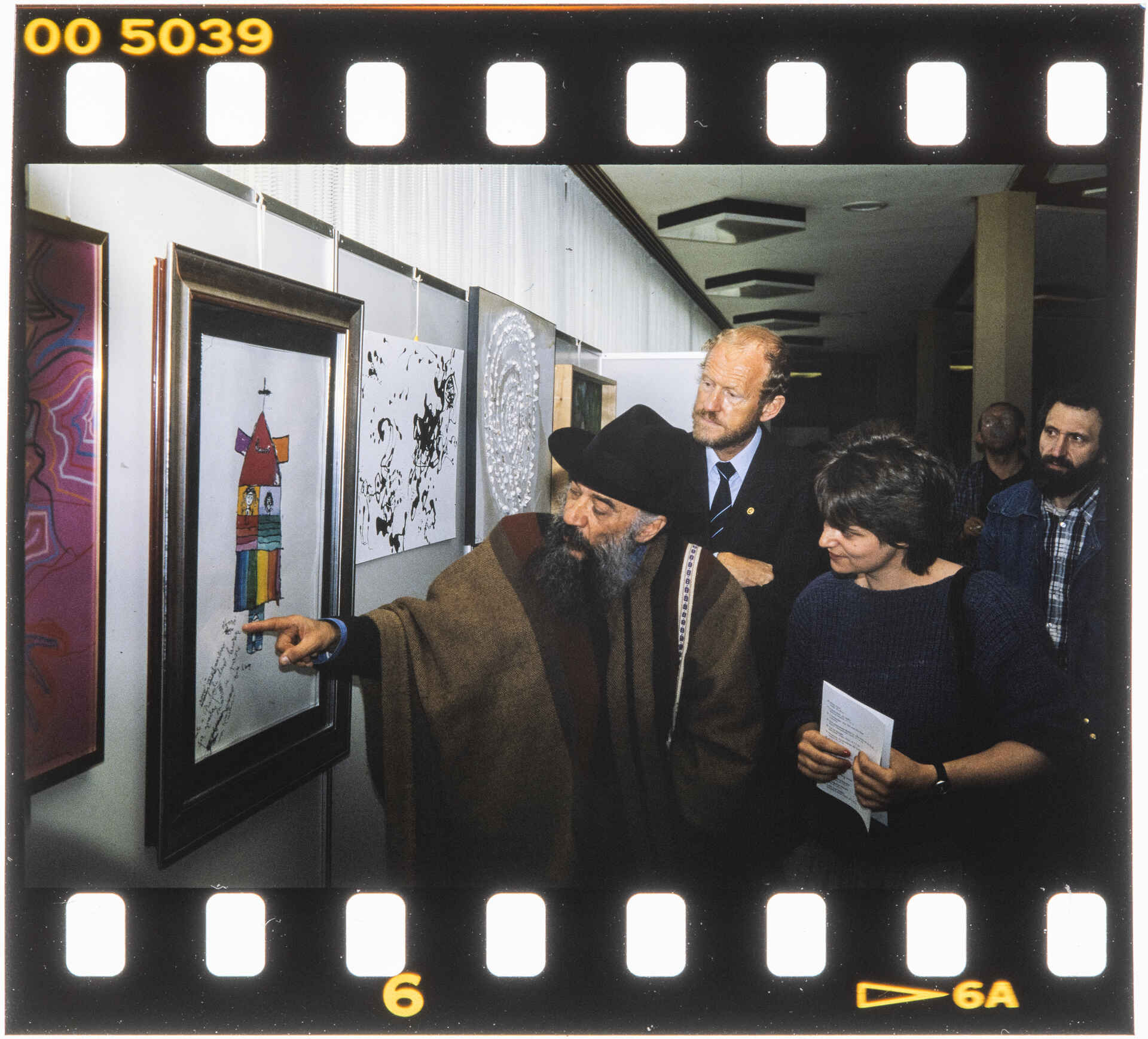 Fernando Birri beim Presserundgang vor einem seiner Werke. (Foto: Martin Frech, 5/1987) Farbbild (Scan vom Ektachrome-Dia): Fernando Birri vor einem seiner Bilder in der Luise-Albertz-Halle (Oberhausen) während den 33. Westdeutschen Kurzfilmtagen.