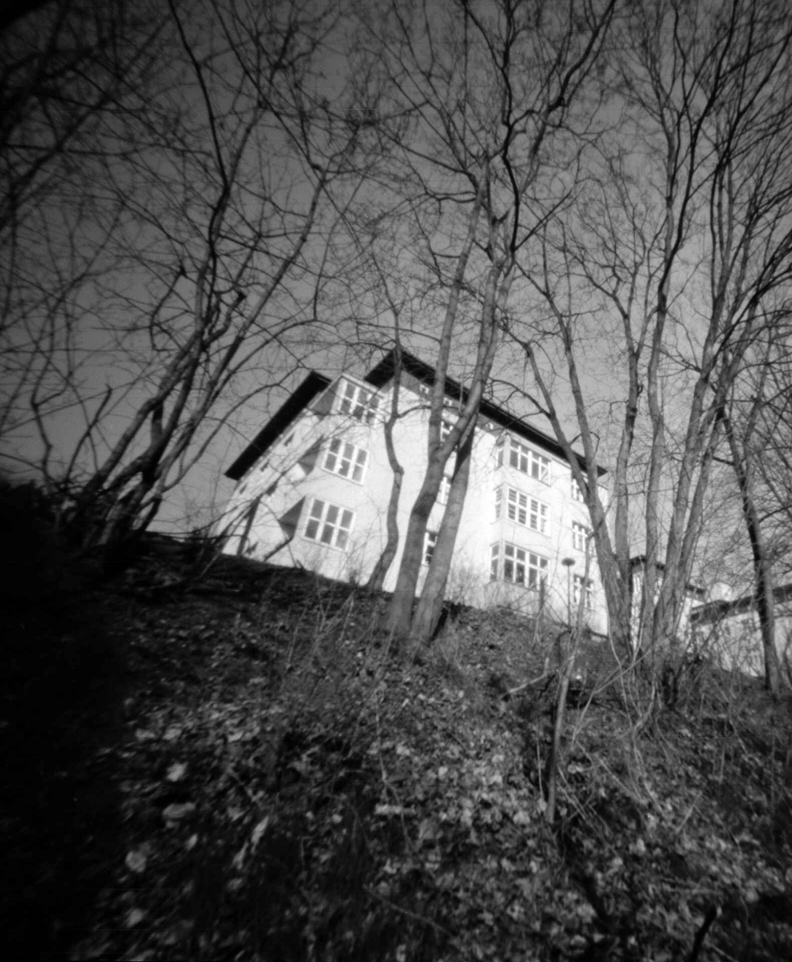 Schwarzweiß-Lochkameraaufnahme eines Wohnhauses in Berlin, Borstellstraße in Untersicht. (Foto: Martin Frech, 2008)