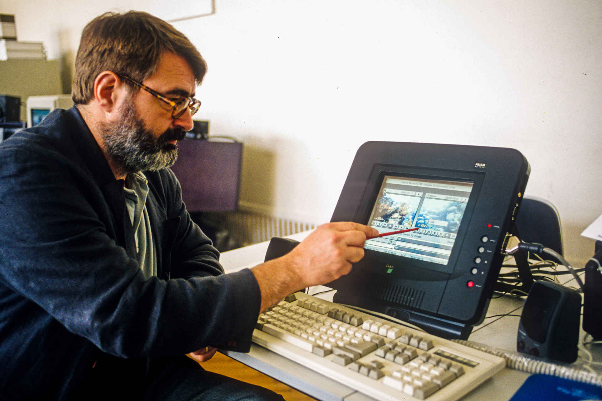 Farbbild: Peter Krieg bei der Arbeit an einem nichtlinearen Schnittsystem. (Foto: Martin Frech, 1993)