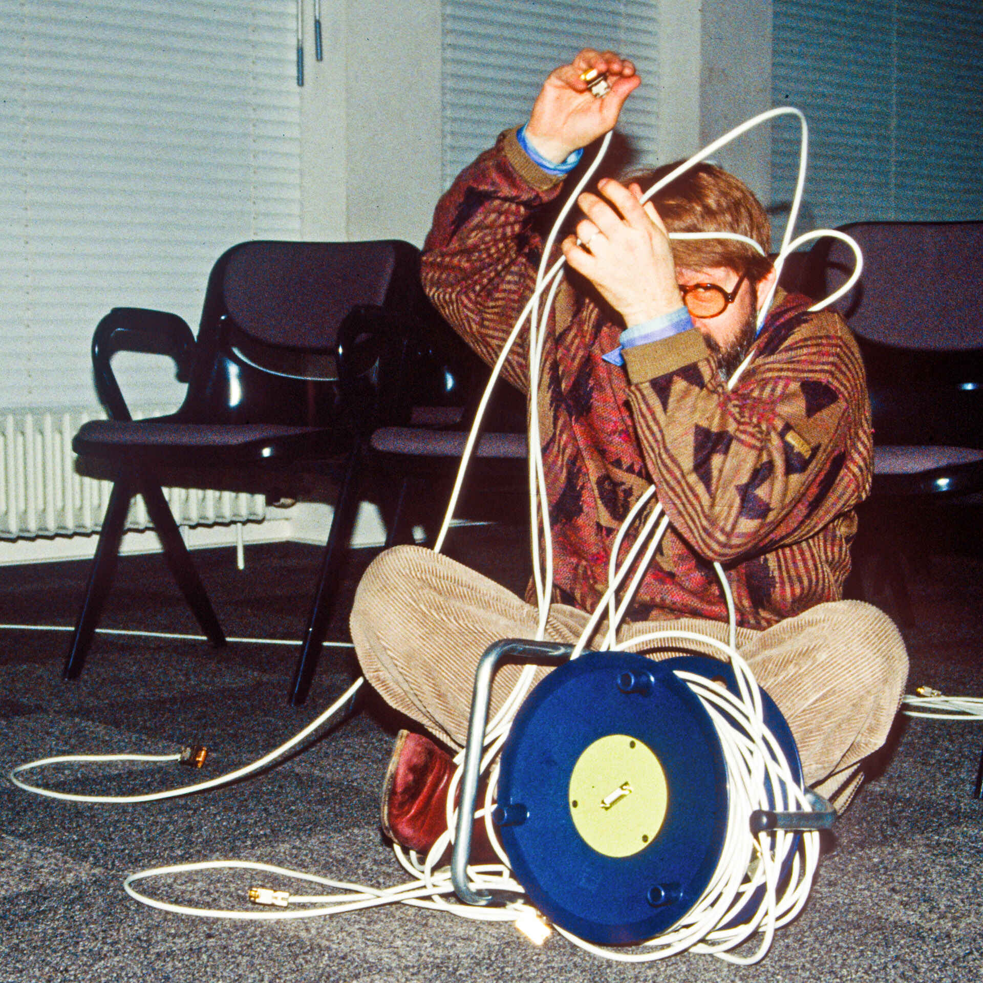 Farbbild: Peter Krieg beim Aufbau des interaktiven Kinos (ELVIS) (Foto: Martin Frech, 3/1991)