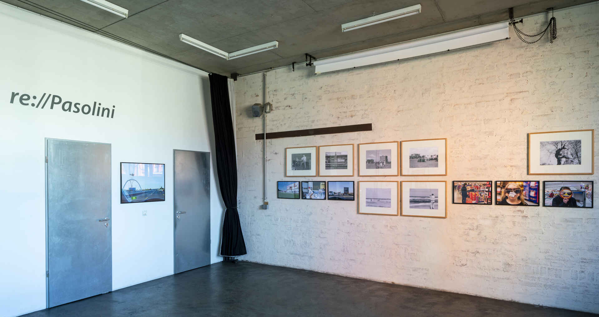 Farbbild (born-digital): Blick in Martin Frechs Ausstellung ›re://Pasolini‹ in der schaelpic photokunstbar, Köln (Foto: Tobias D. Kern, 4/2025)