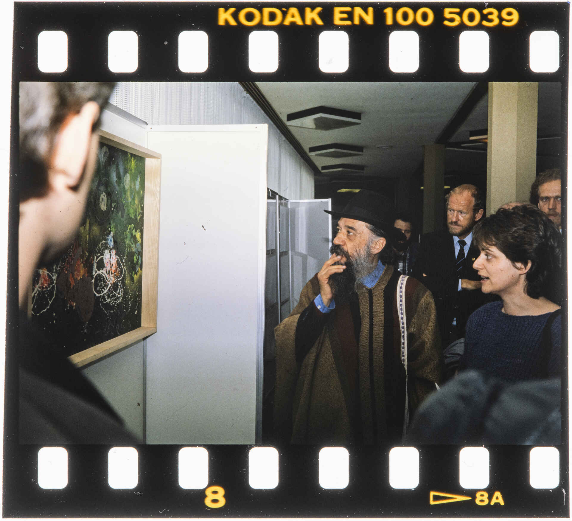 Fernando Birri beim Presserundgang vor einem seiner Werke. (Foto: Martin Frech, 5/1987) Farbbild (Scan vom Ektachrome-Dia): Fernando Birri vor einem seiner Bilder in der Luise-Albertz-Halle (Oberhausen) während den 33. Westdeutschen Kurzfilmtagen.