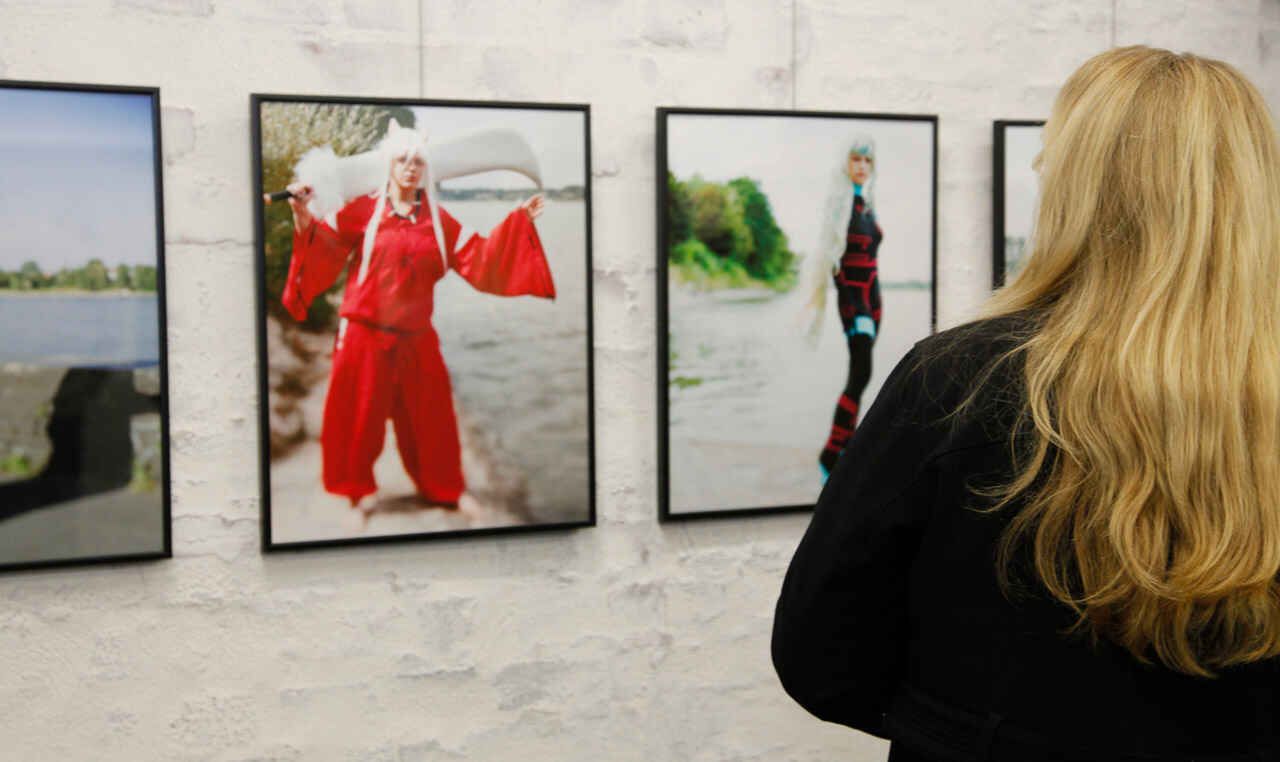 Besucherin vor Jürgen Hermann Krauses Bildern | Vernissage schaelpic photokunstbar, Köln (Foto: Atelier für Mediengestaltung (AfM), 2/2012)