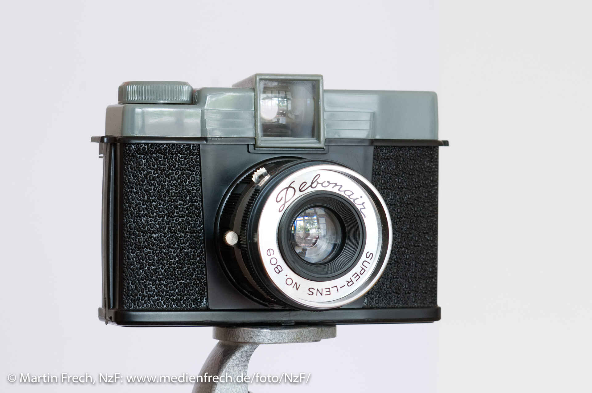 Die Debonair-Kamera (Foto: Martin Frech, 7/2009) Farbbild: Die Debonair-Kamera von vorne auf einem Stativ (Foto: Martin Frech, 7/2009)