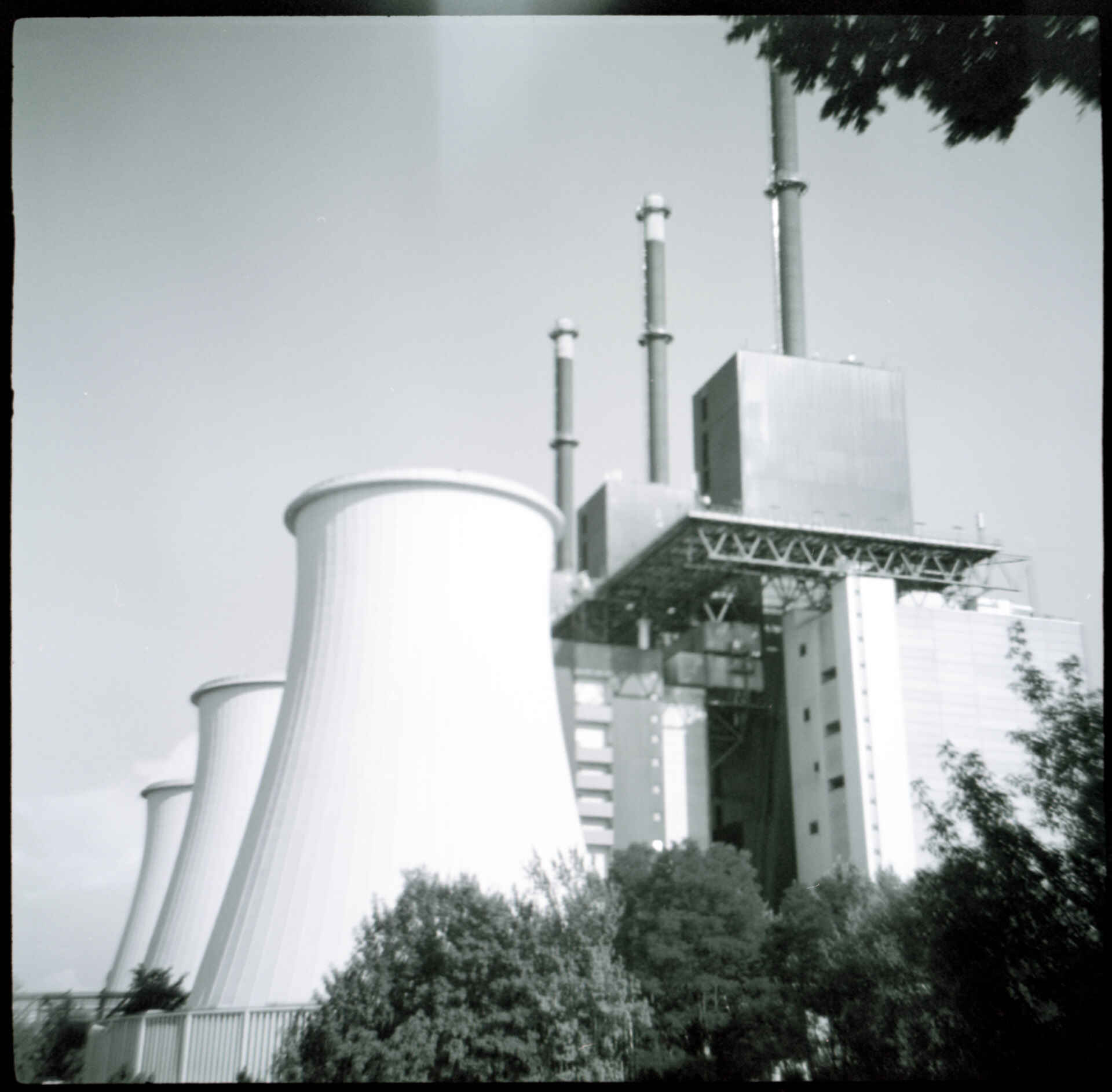 Schwarzweißbild: Ein Kraftwerk in Berlin (Foto: Martin Frech, 6/2009)