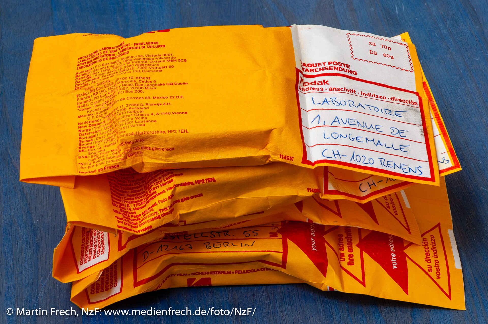 Meine letzten Kodachrome-40-Super8-Kassetten in den Versandbeuteln (Foto: Martin Frech) Farbbild: Ein Stapel Kodachrome-Super-8-Versandbeutel auf einem Tischchen (Foto: Martin Frech)