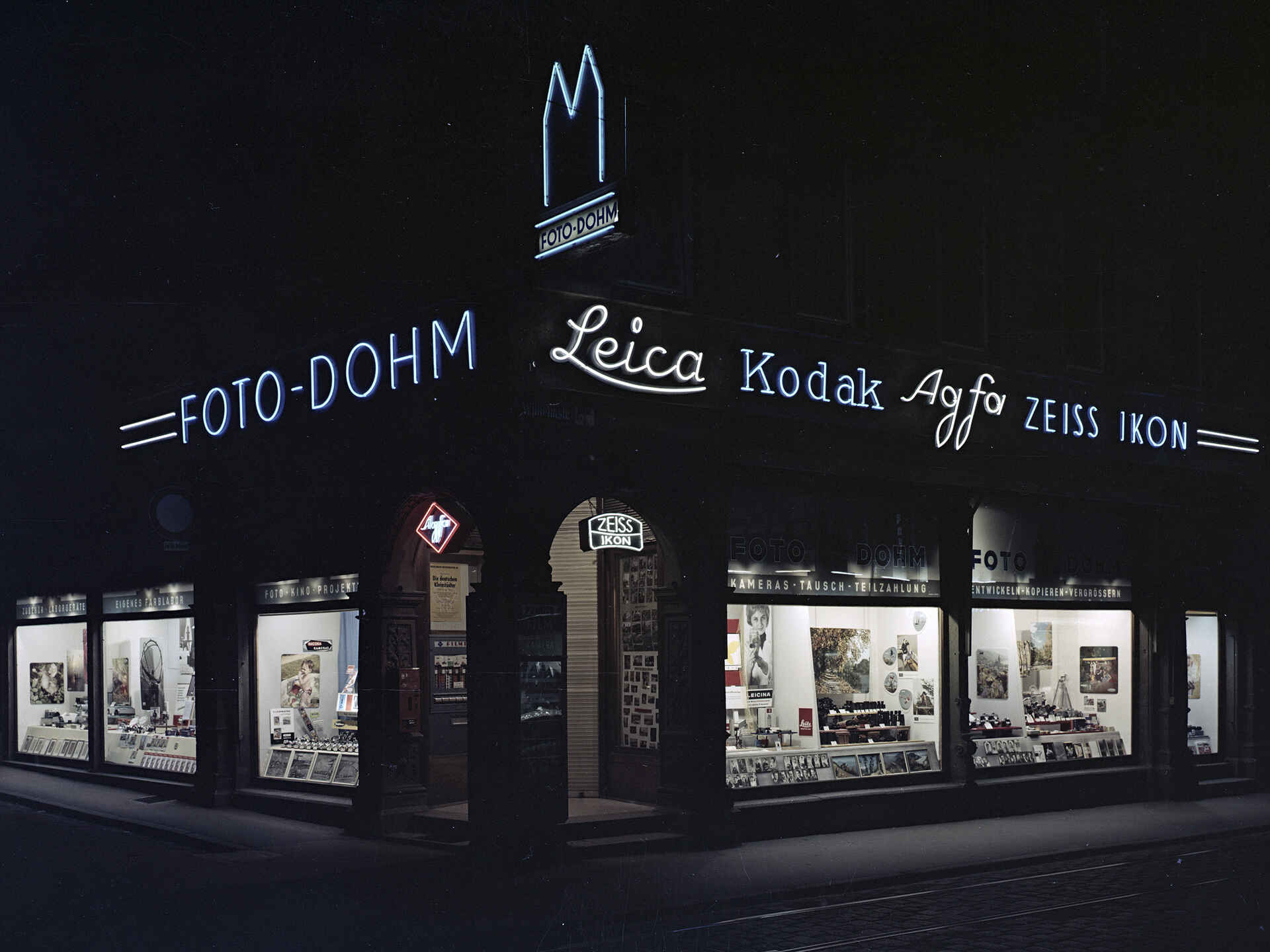 Foto Dohm, Wilhelmstraße, Reutlingen (Foto: StadtA Rt./Dohm, 1963) Farbfoto, Nachtaufnahme: Schaufensterfront Fotohaus Dohm, Wilhelmstr. 1, Reutlingen. (Foto: StadtA Rt./Dohm, 1963)