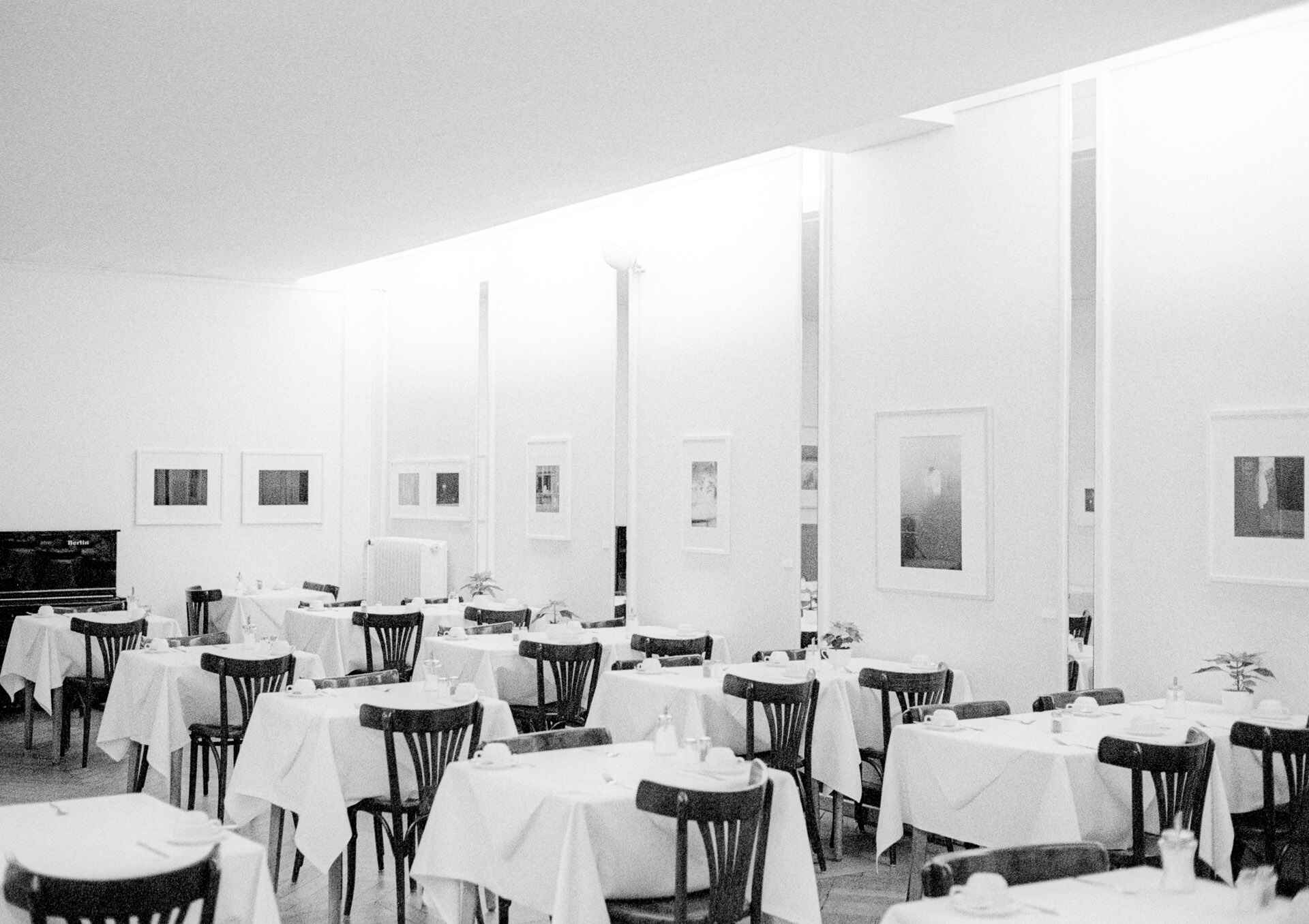Speisesaal eines Hotels ohne Personen; an den Wänden hängen gerahmte Fotos. (Foto: Martin Frech, 1/2008)