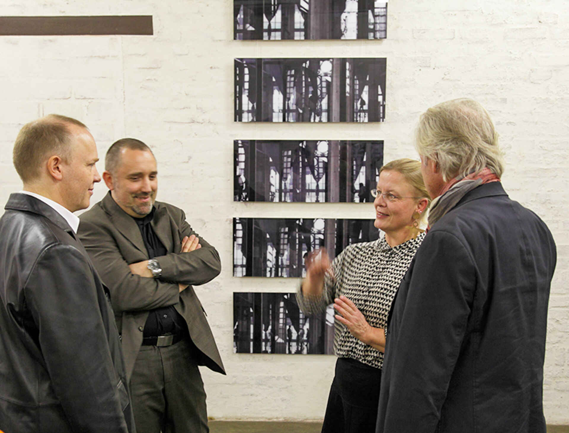 Farbbild: vier Personen im Gespräch (v. li.: Martin Frech, Tobias D. Kern, Kris Heide, N.N.) (Foto: Theo Hilgers, 11/2012)