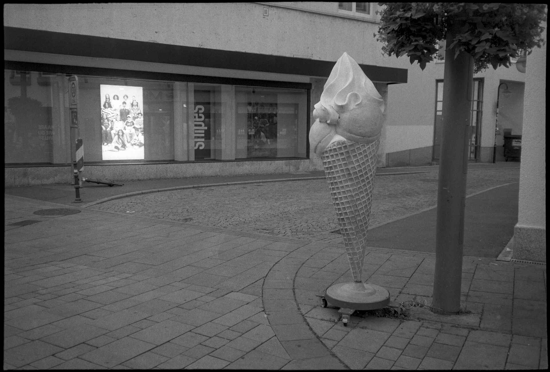Schwarzweißbild (digitalisiert vom Ilford-Delta-400-Kleinbild-Negativ): Werbe-Eistüte in Reutlingen.