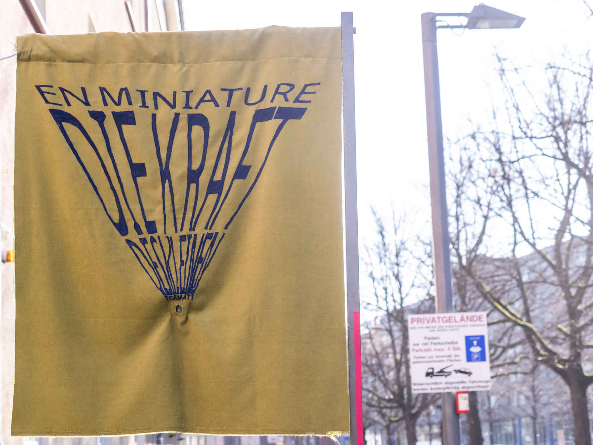 Farbfoto: Fahne ›en miniature – Die Kraft des kleinen Formats‹ Gastbeitrag von Dorothee Freitag. (Foto: Martin Frech, 11/2025)