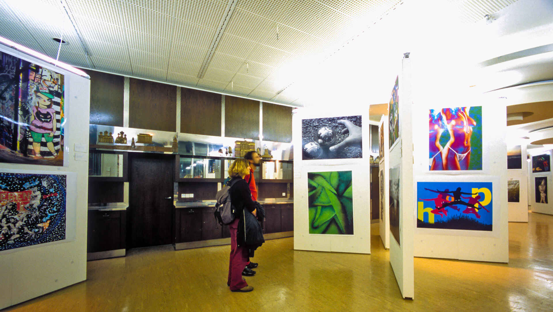 Café Moskau (Berlin) | hype gallery (Innenansicht) (Foto: Martin Frech, 11/2006) Farbbild: Innenansicht der hype gallery, Stellwände mit Bilder, Besucher (Foto: Martin Frech, 11/2006)