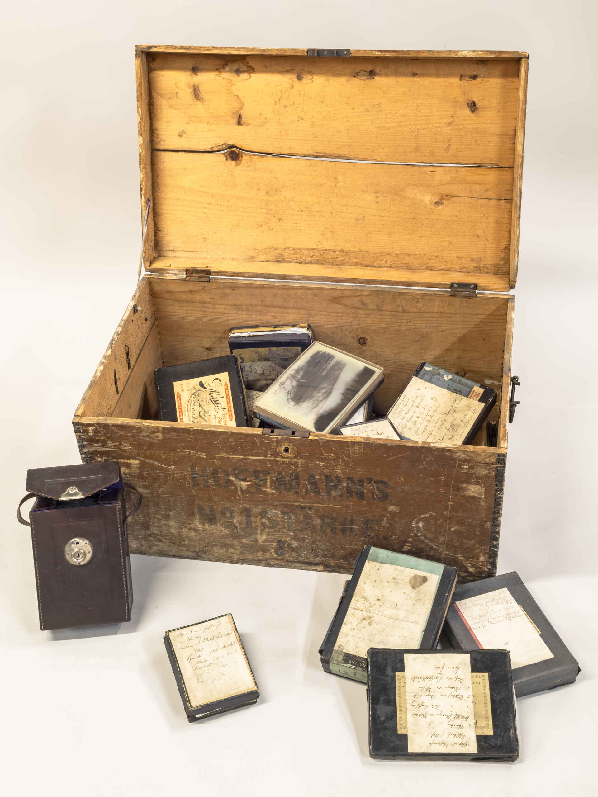 Farbbild (born-digital): Geöffnete Holzkiste und historische Glasplatten-Schachteln. (Foto: Martin Frech, 1/2026)