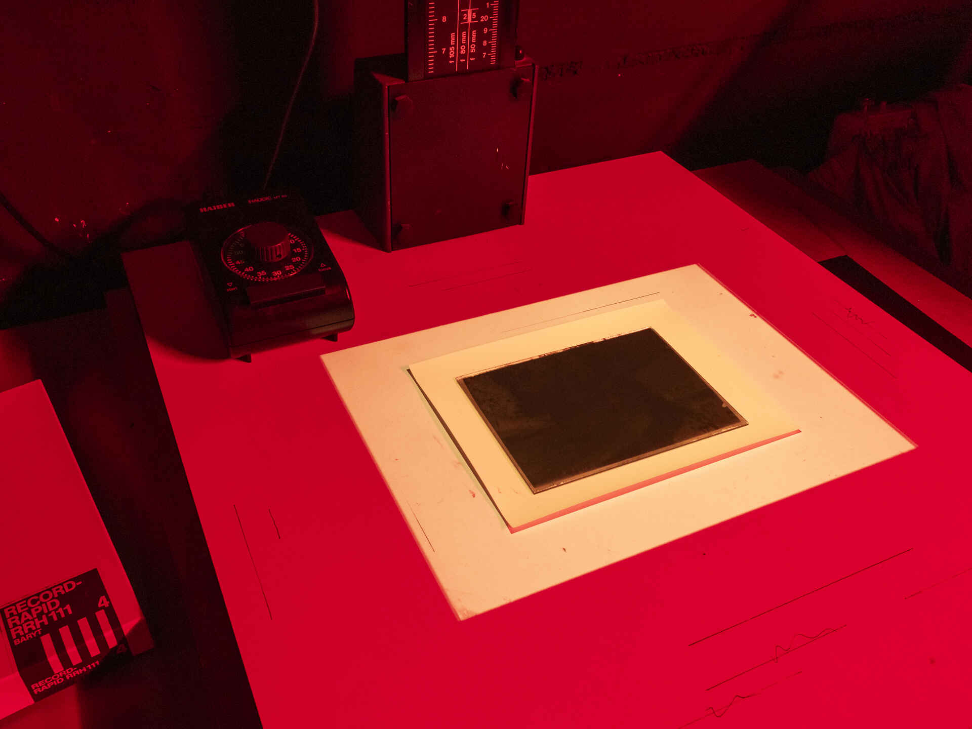 Farbbild (born-digital): Belichten einer Kontaktkopie eines Glasnegativs. (Foto: Martin Frech, 12/2025)