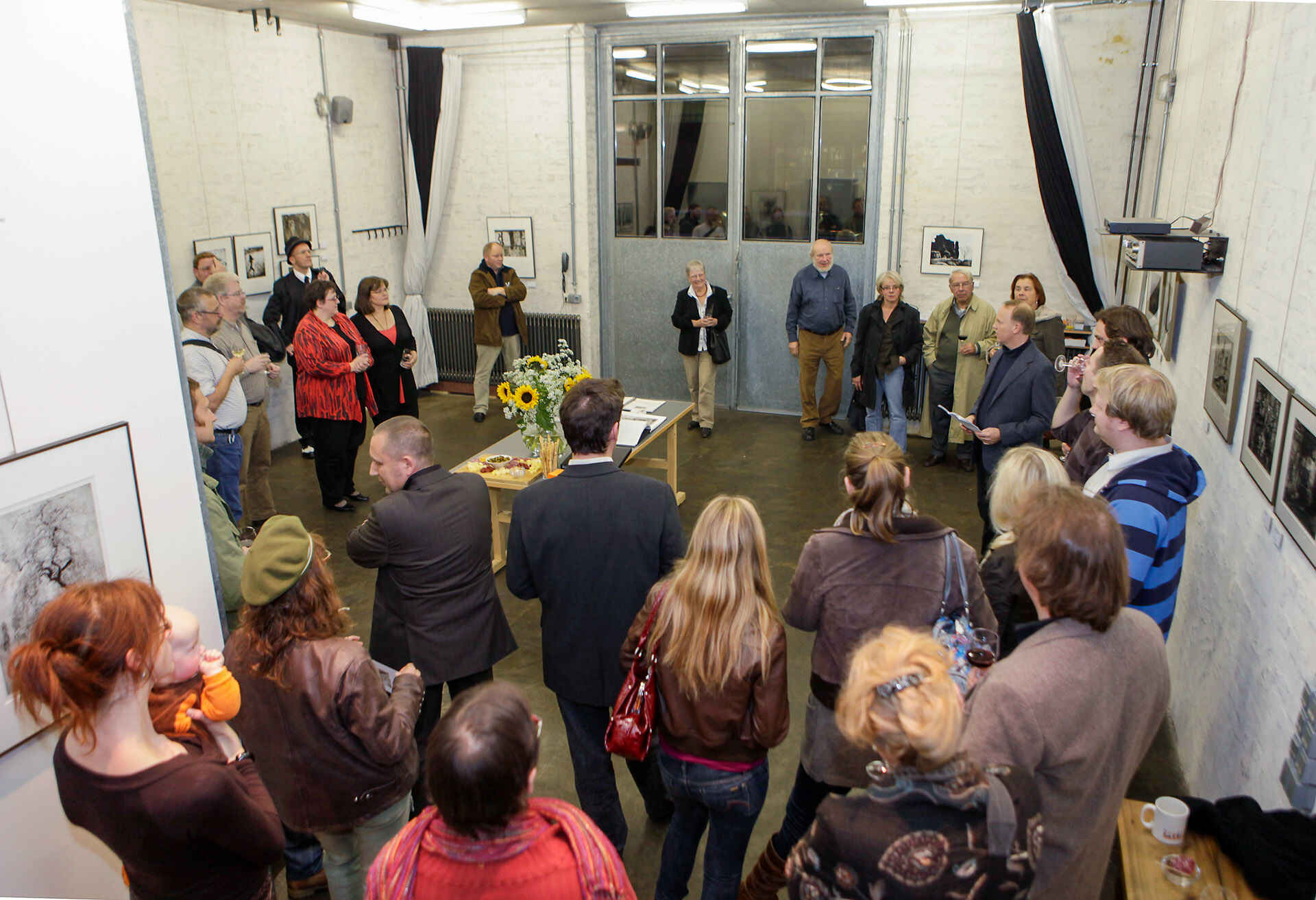 Das Publikum lauscht meiner Einführung während der Vernissage. (Foto: A. Jecke/AfM)
