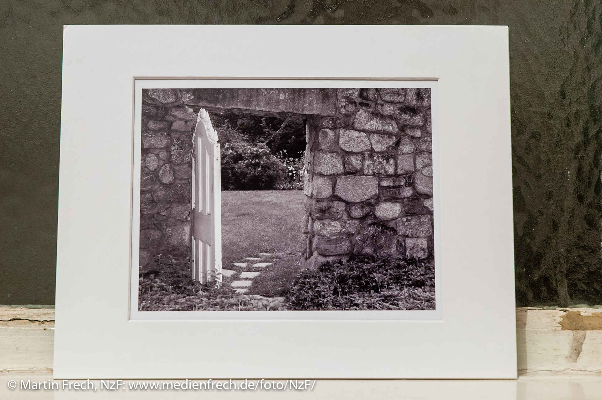 ThePrintSwap 3 – Toms Bild (Foto: Martin Frech, 3/2007) Ein Schwarzweißbild (Tor in einer Mauer) unter Passepartout steht auf einem Fenstersims. (Foto: Martin Frech, 3/2007)