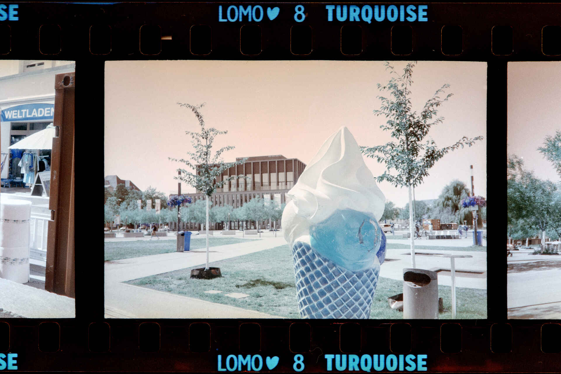 Farbbild (invertiertes Digitalisat des Falschfarben-Colornegativs): Werbe-Eistüte in Reutlingen. (Foto: Martin Frech, 7/2026)