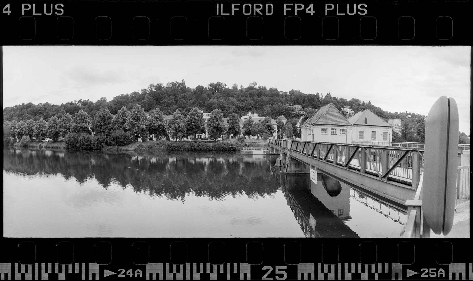 Stauwehr, Tübingen Schwarzweißbild (digitalisiert vom FP4-Kleinbild-Negativ): Panorama vor dem Stauwehr im Neckar in Tübingen.
