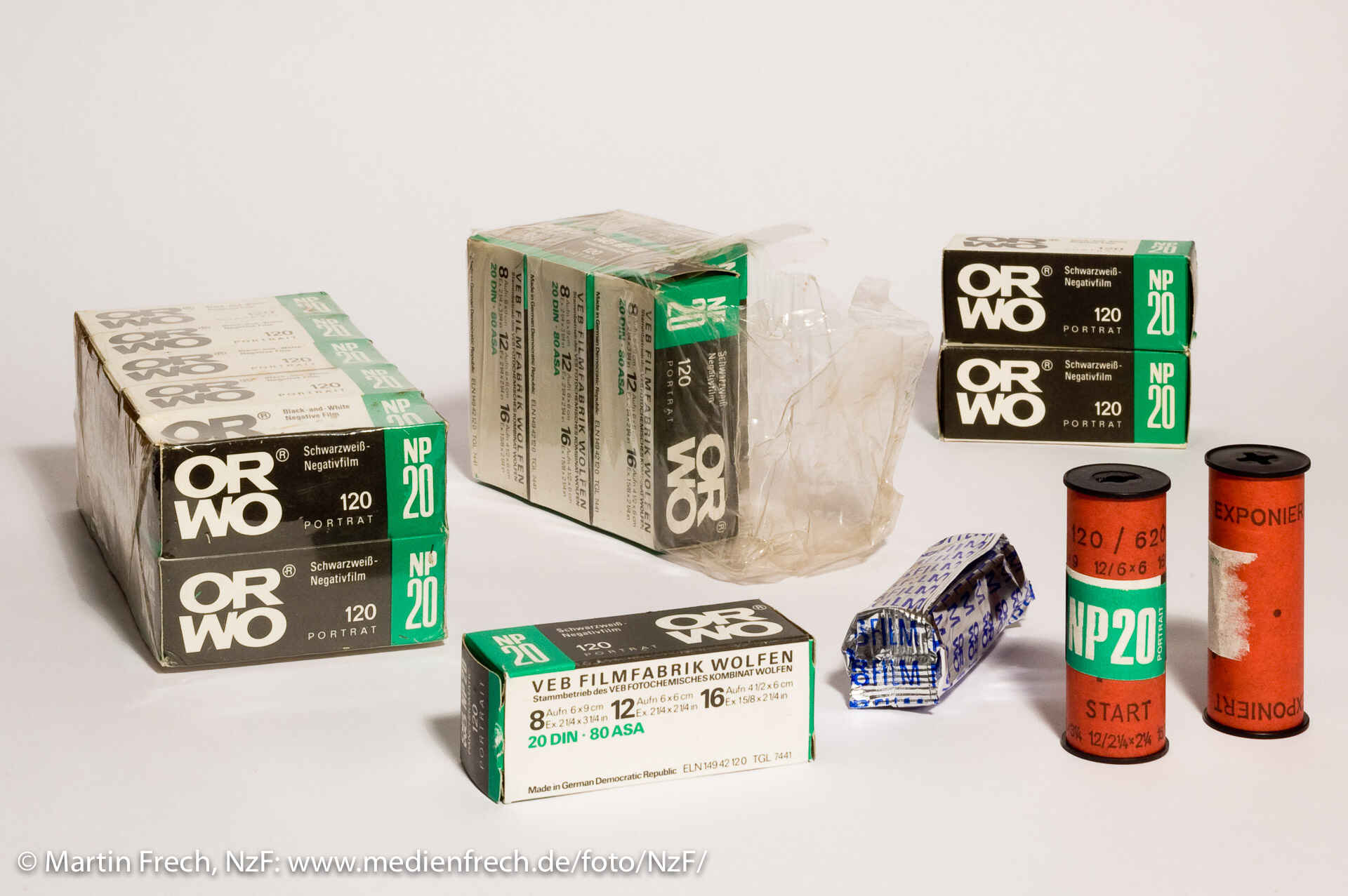 Farbbild: Rollfilme ORWO NP 20, verpackt und unverpackt (Foto: Martin Frech, 4/2009)