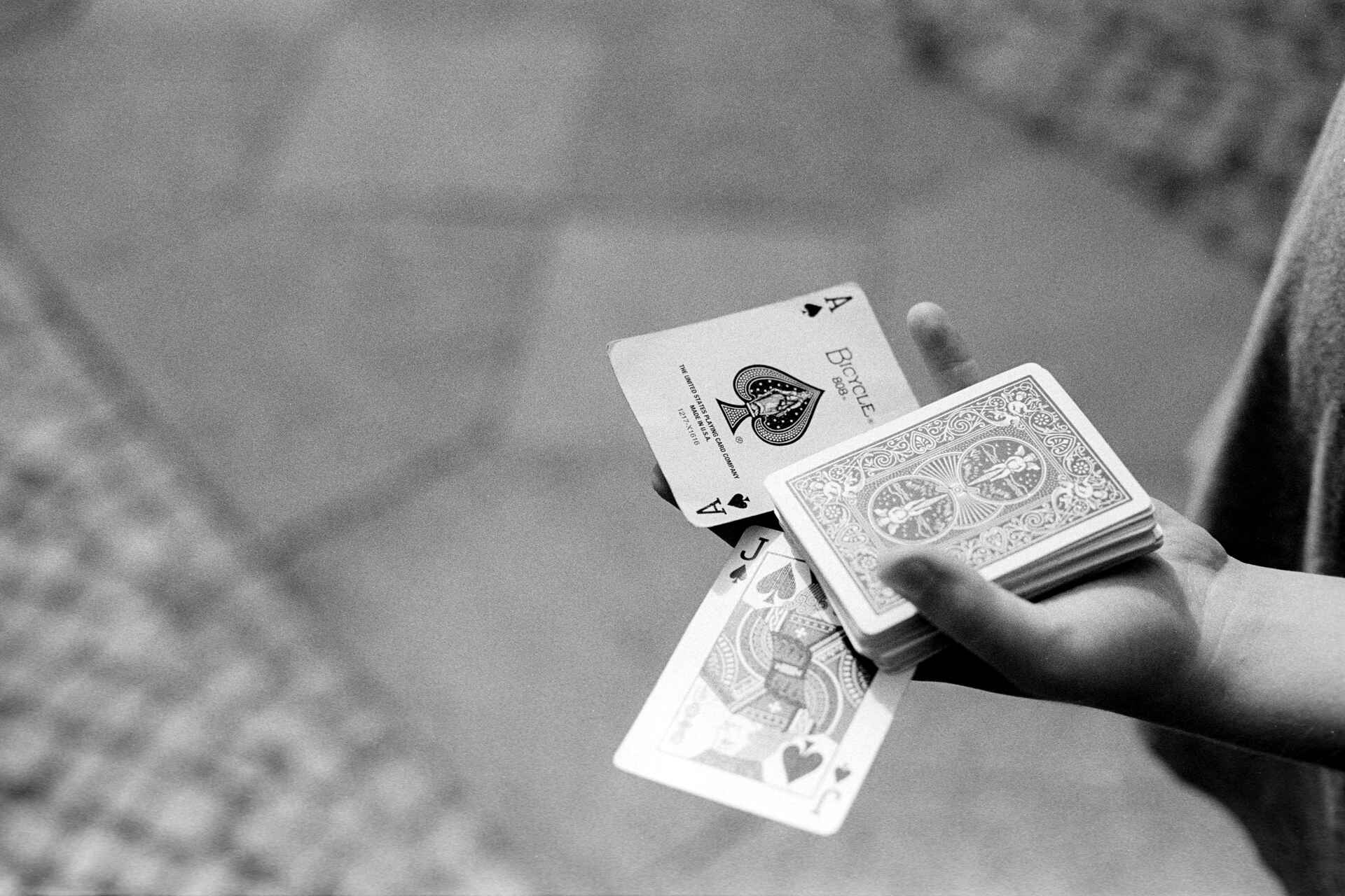 Cut; Scan von Eastman 5222, entwickelt in Xtol (Foto: Martin Frech, 8/2017) Schwarzweißbild: Nahaufnahme eines Cuts mit Bicycle-Karten (Cardistry). (Foto: Martin Frech, 8/2017)