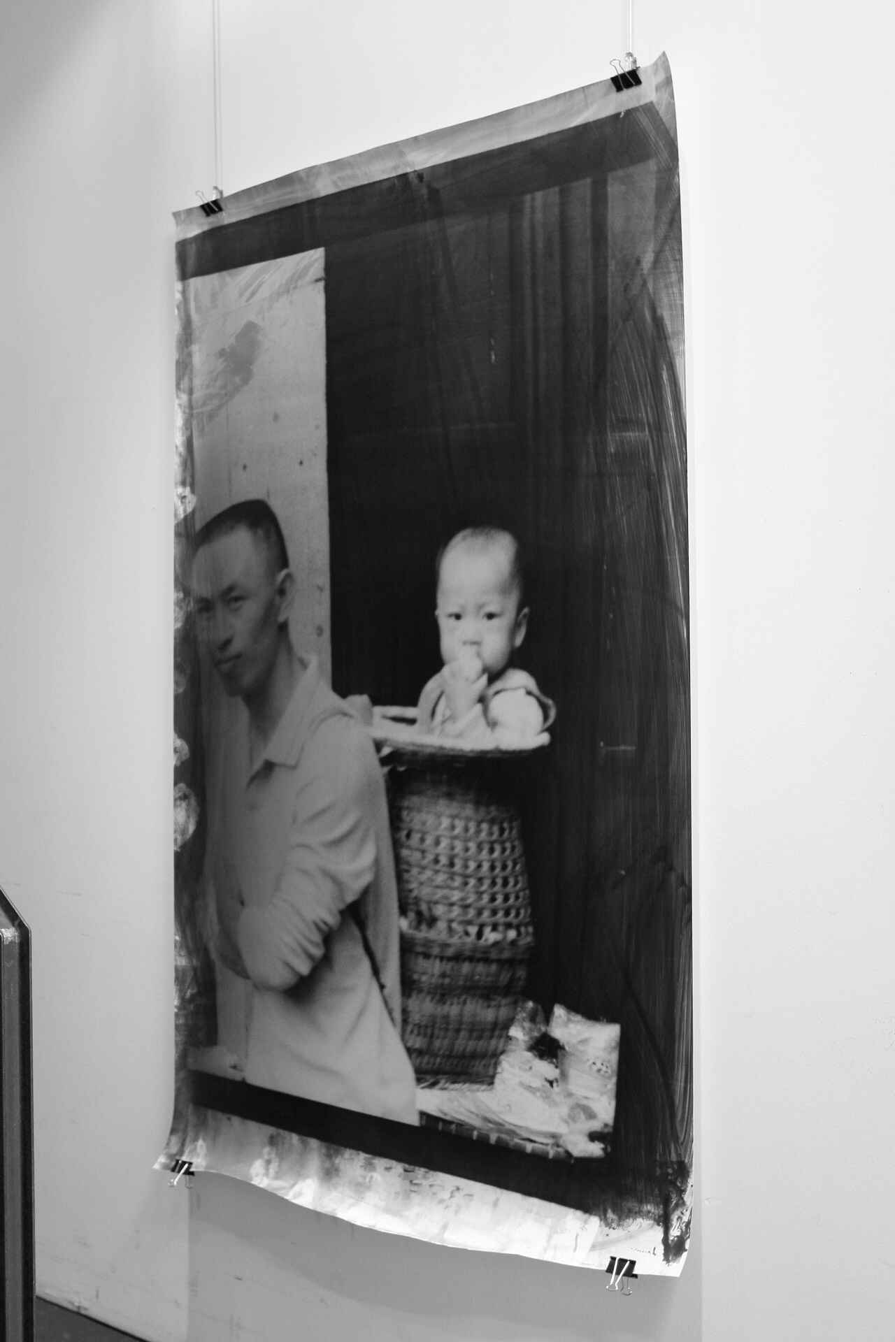 Schwarzweißbild: Ein Foto hängt an einer Wand in der schaelpic photokunstbar, Köln. (Foto: Tobias D. Kern, 4/2009)